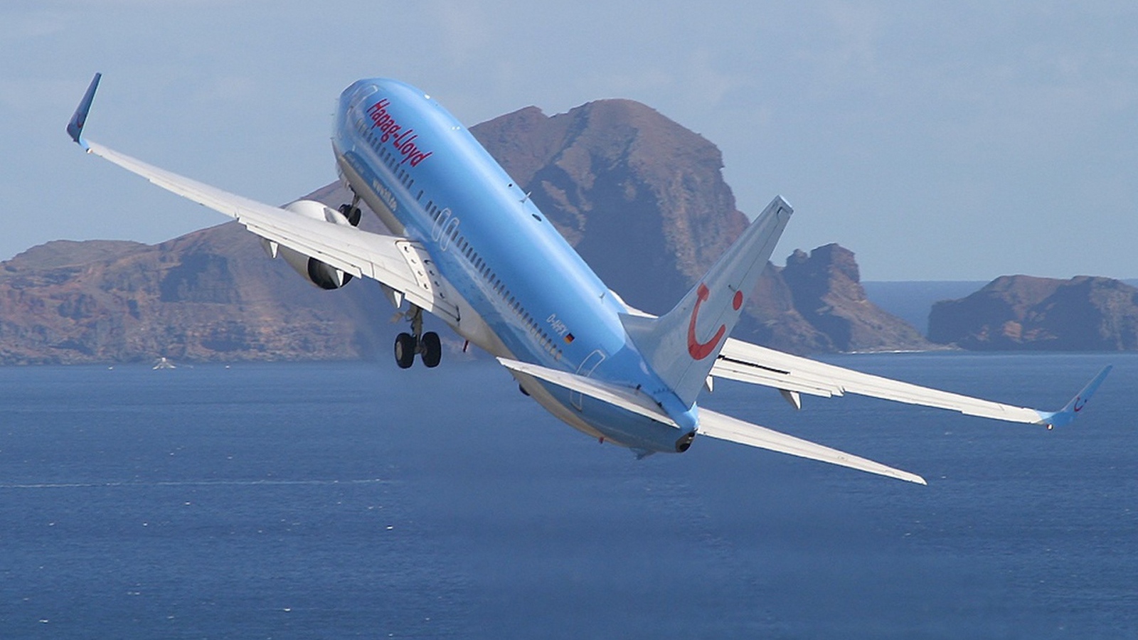 Голубой самолет над заливом