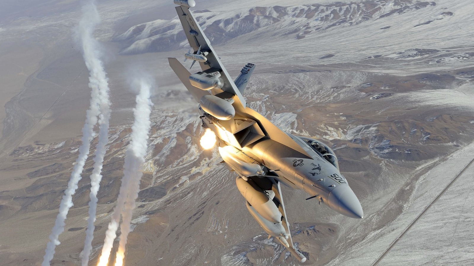 Боевой самолет в небе