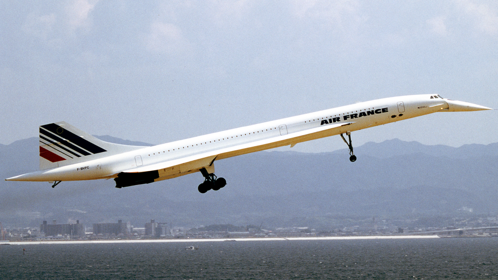 Конкорд над водой залива