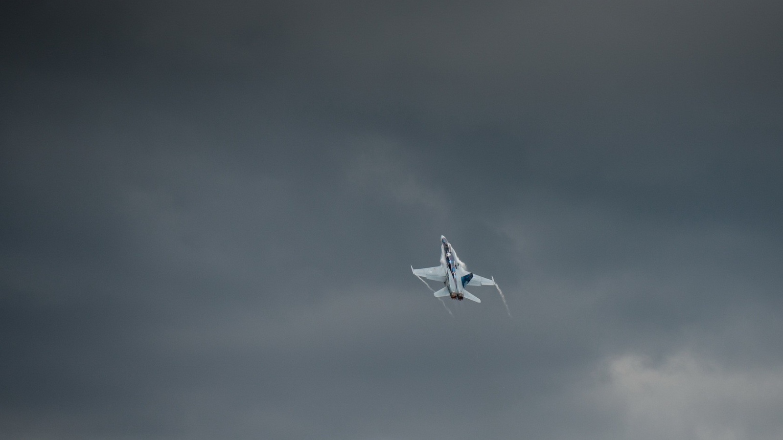 Истребитель летит в небе