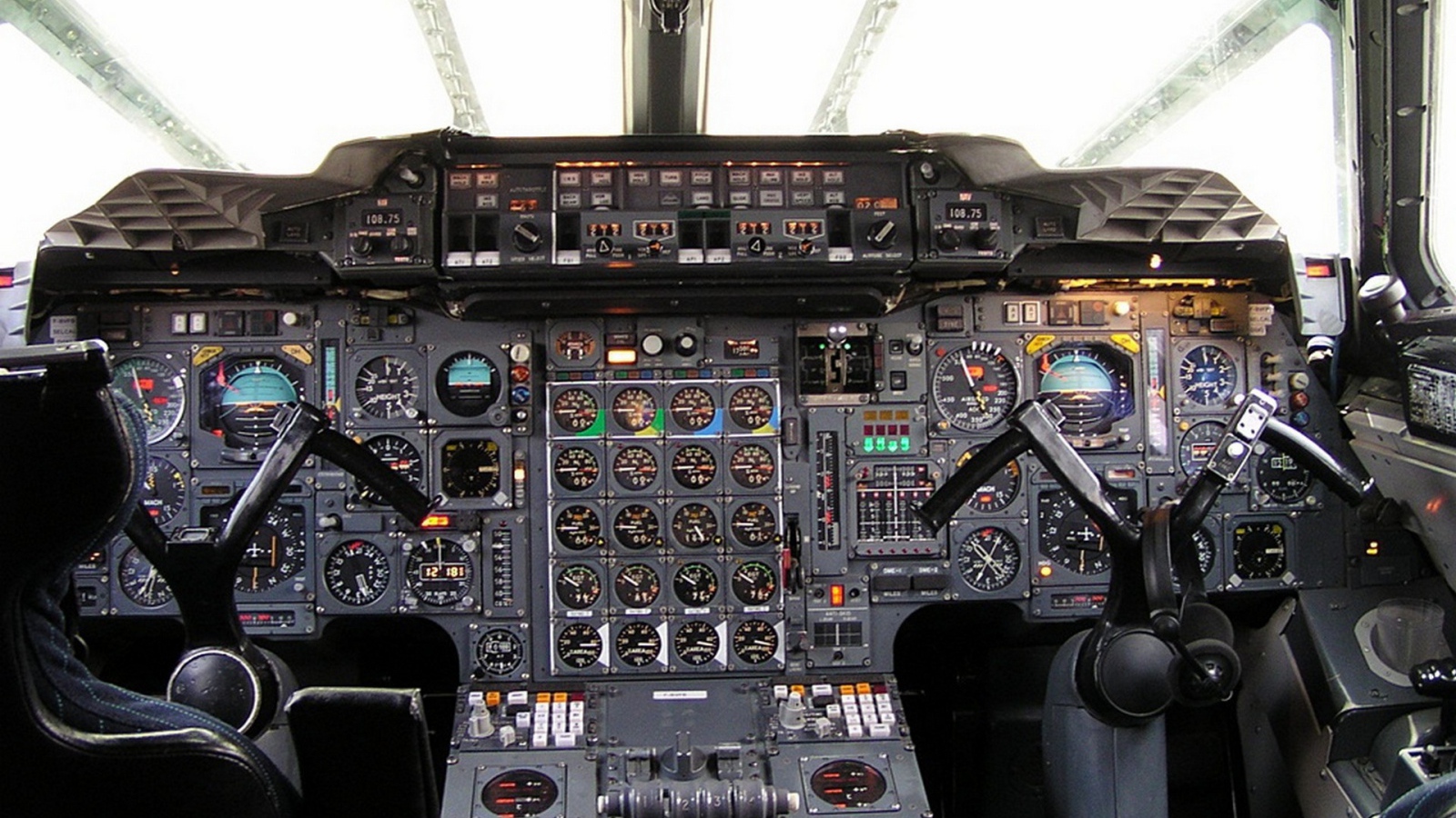 Приборы в кабине современного самолета