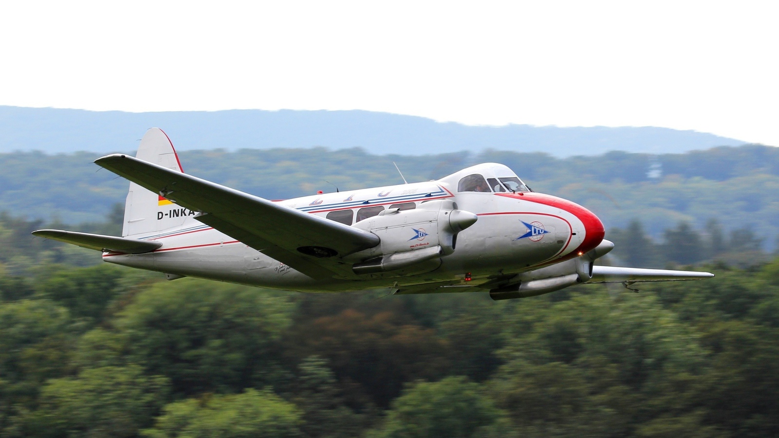 Легкий самолет над джунглями