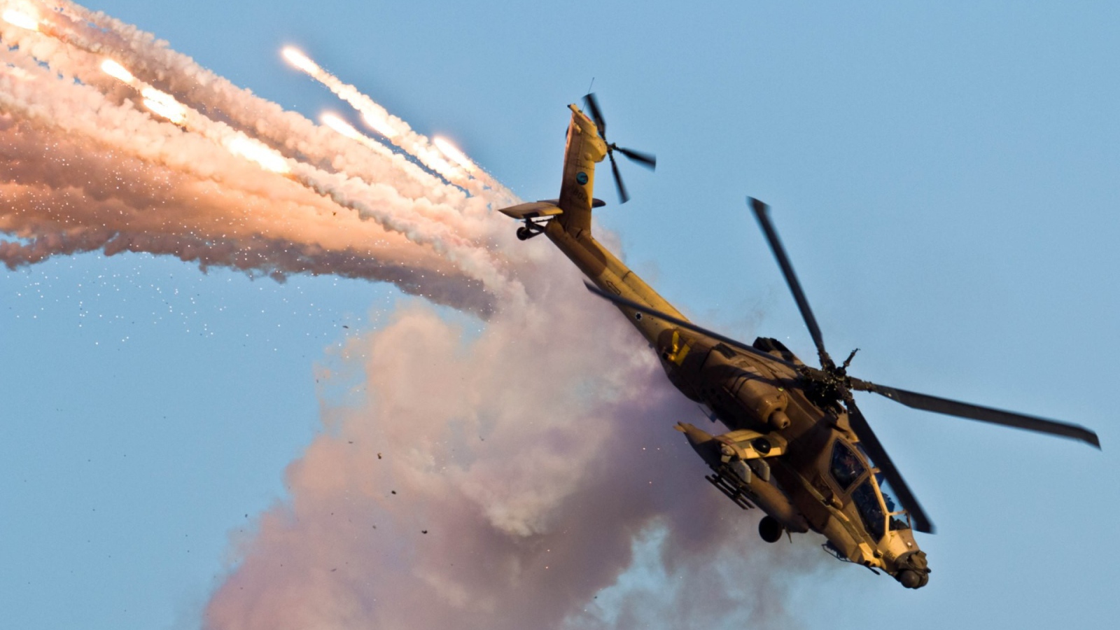 Военный вертолет AH-64 Apache на учениях