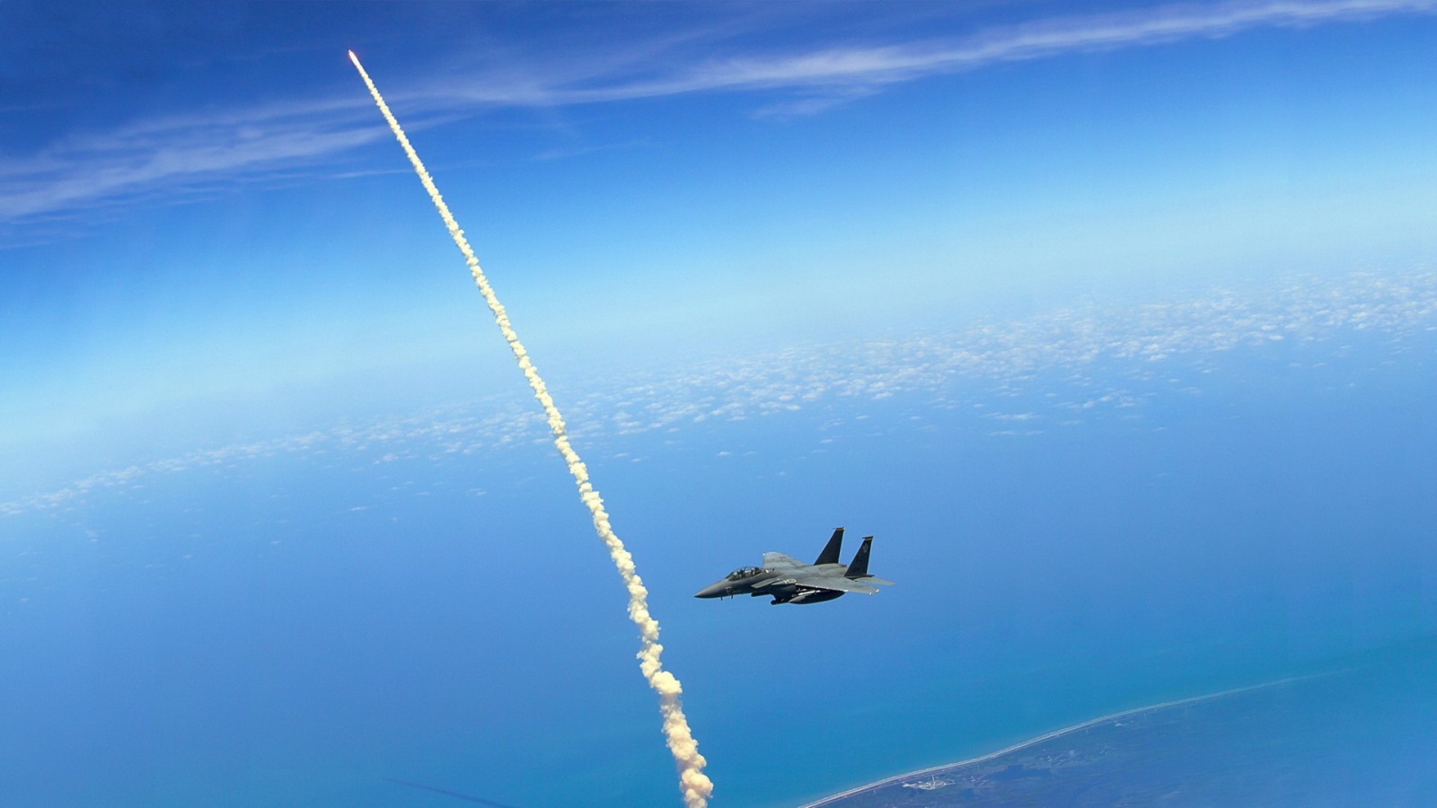 Ракета промахнулась мимо военного самолета