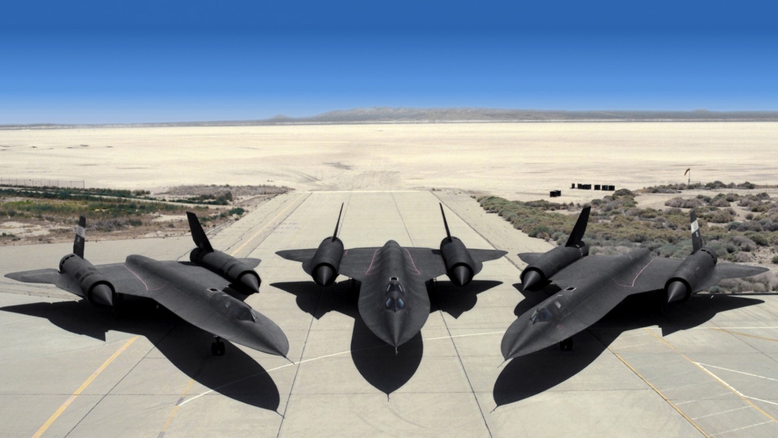 Три военных самолета Lockheed SR-71 Blackbird