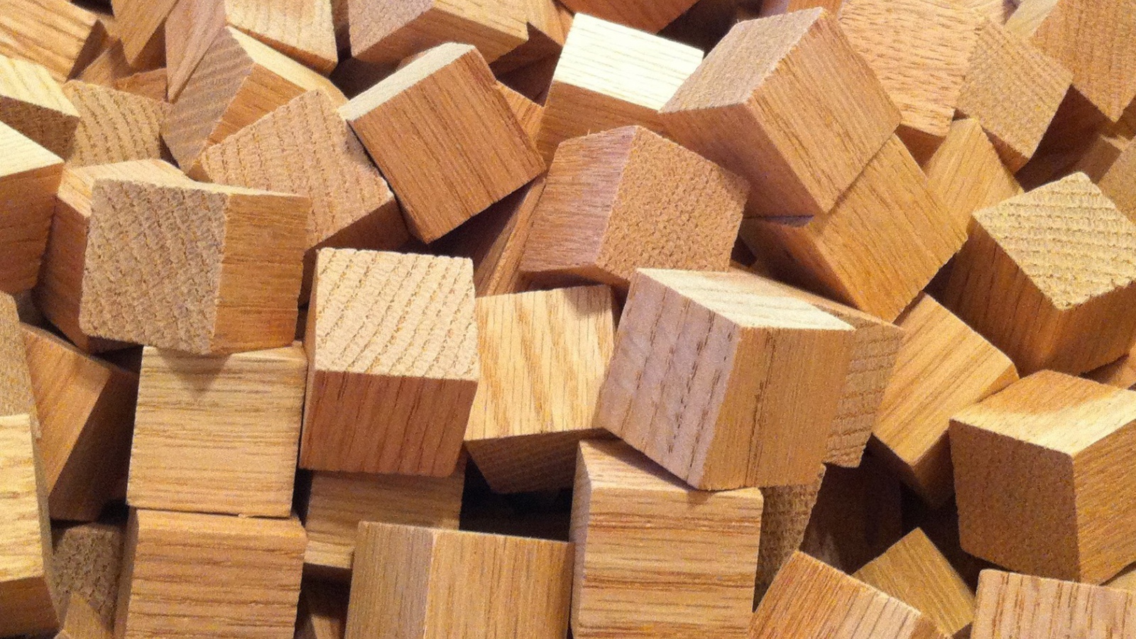 Россыпь деревянных кубиков