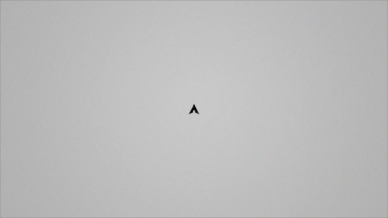 Маленький черный треугольник на сером фоне