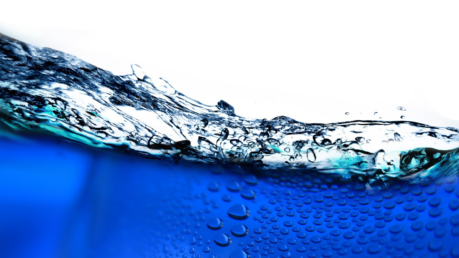 Пузыри воздуха в синей воде