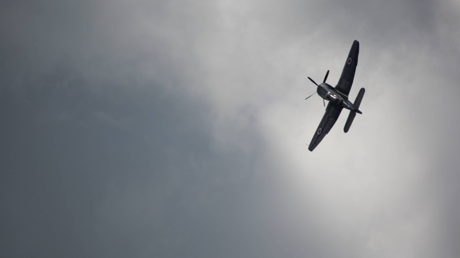 Черный самолет, серый фон