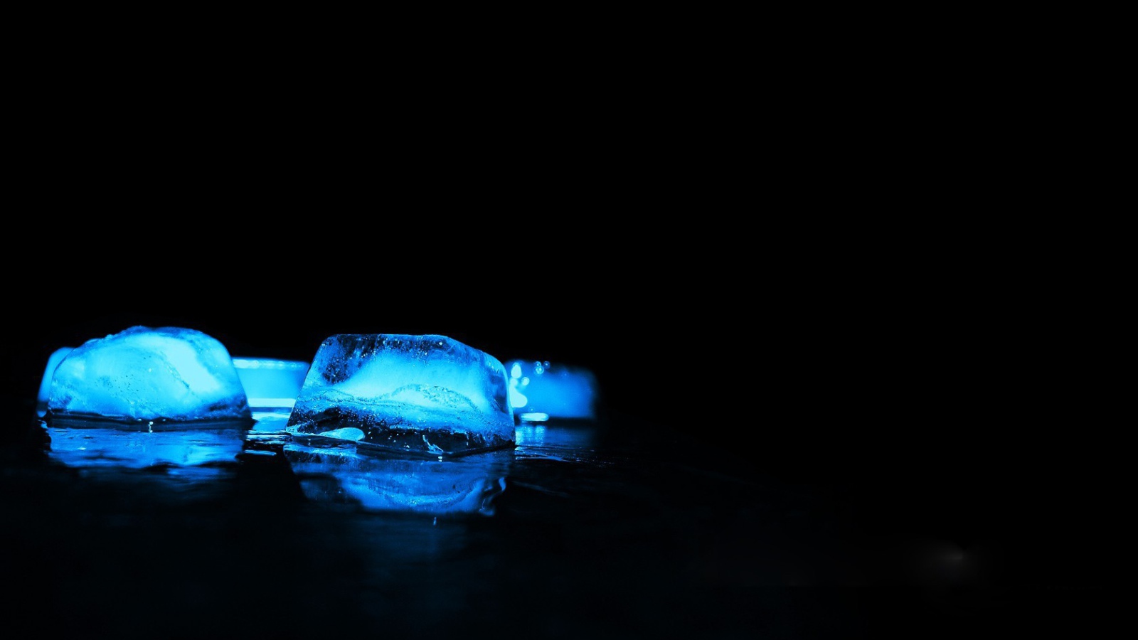 Голубые кубики льда на черном фоне