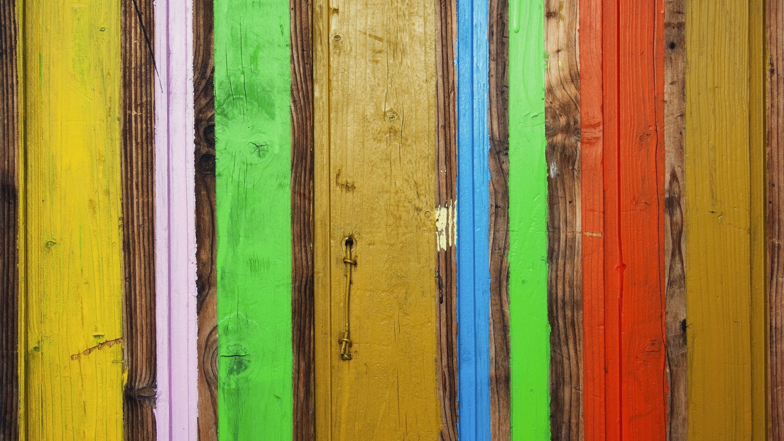 Доски окрашены в разные цвета