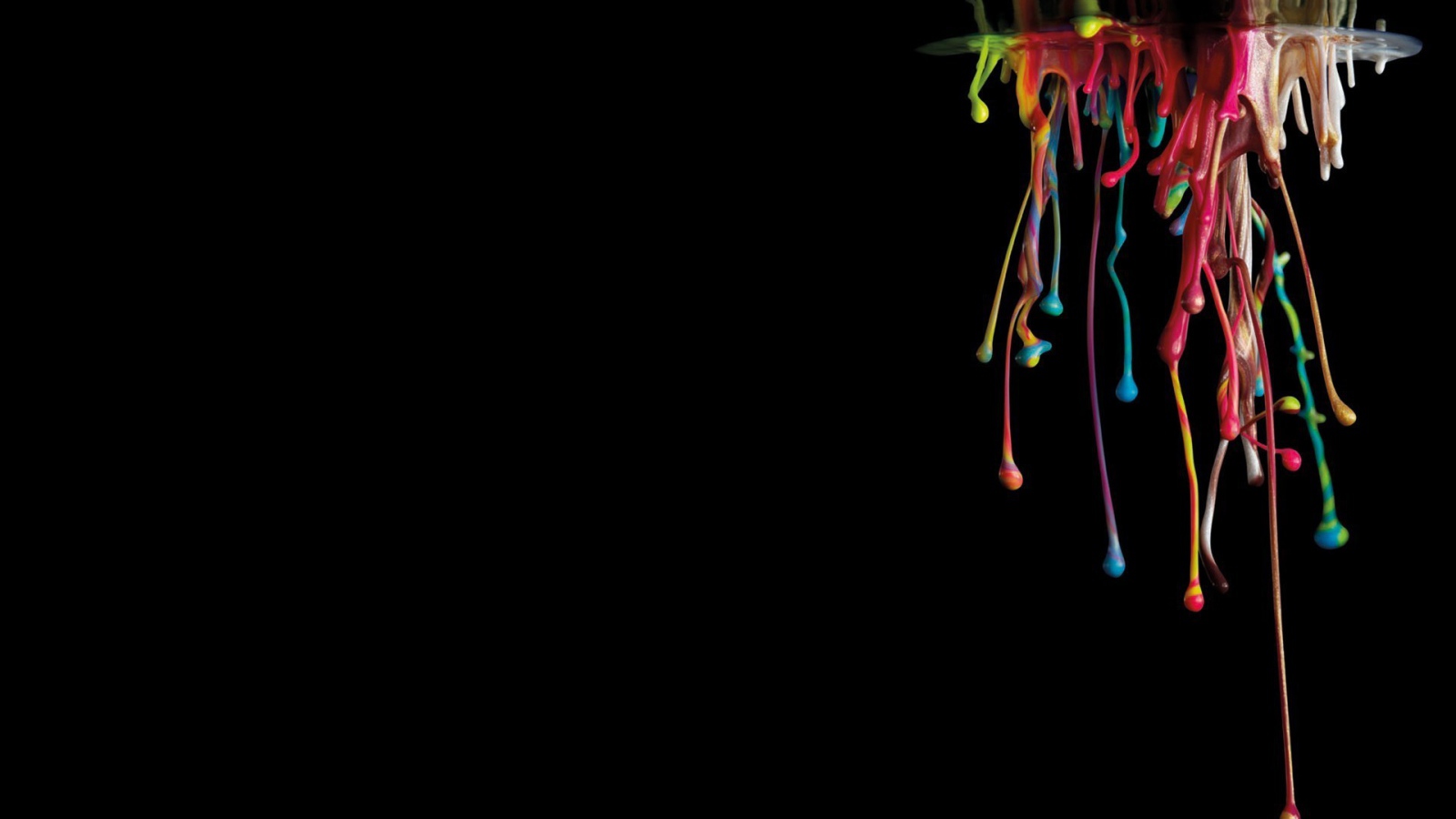 Потоки краски на черном фоне