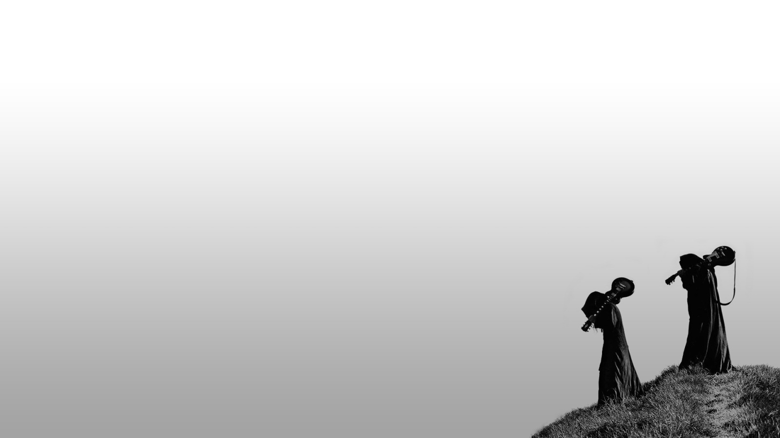 Люди в балахонах с гитарами, серый фон