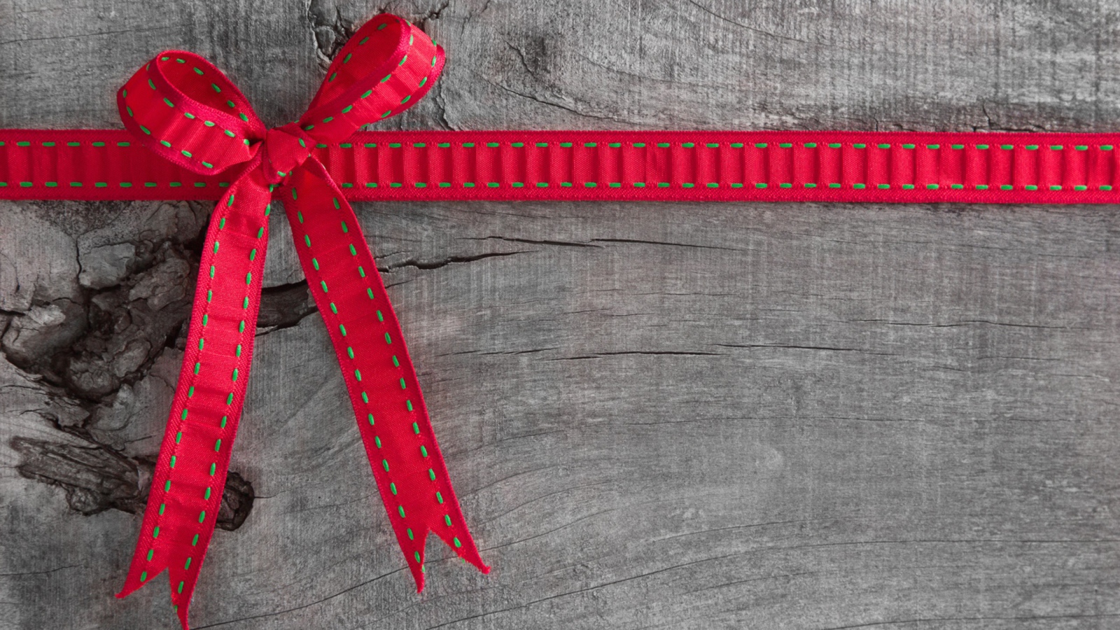 Красный бант не серой доске