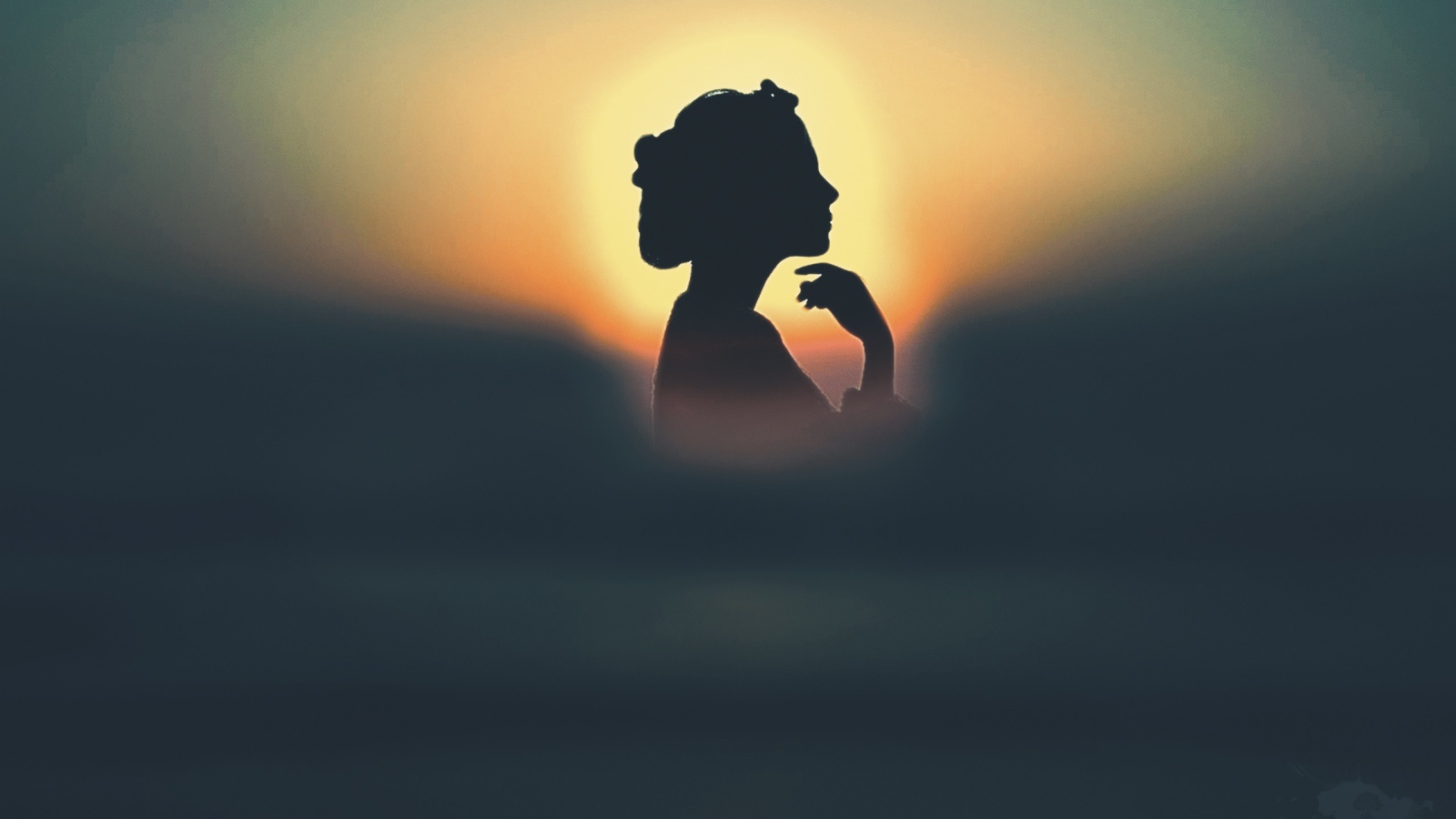 Силуэт девушки на фоне солнца