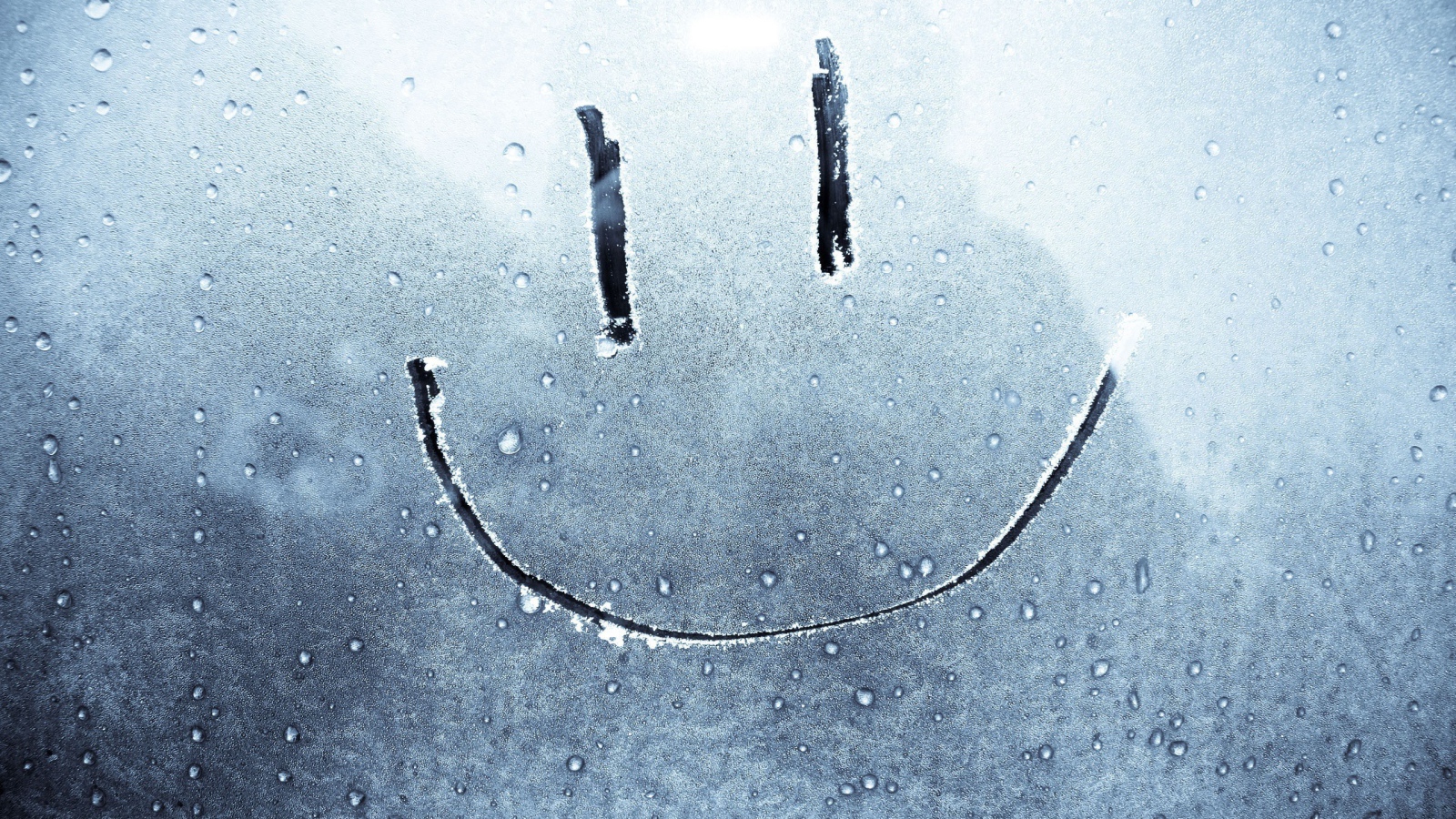 Смайлик на замерзшем стекле