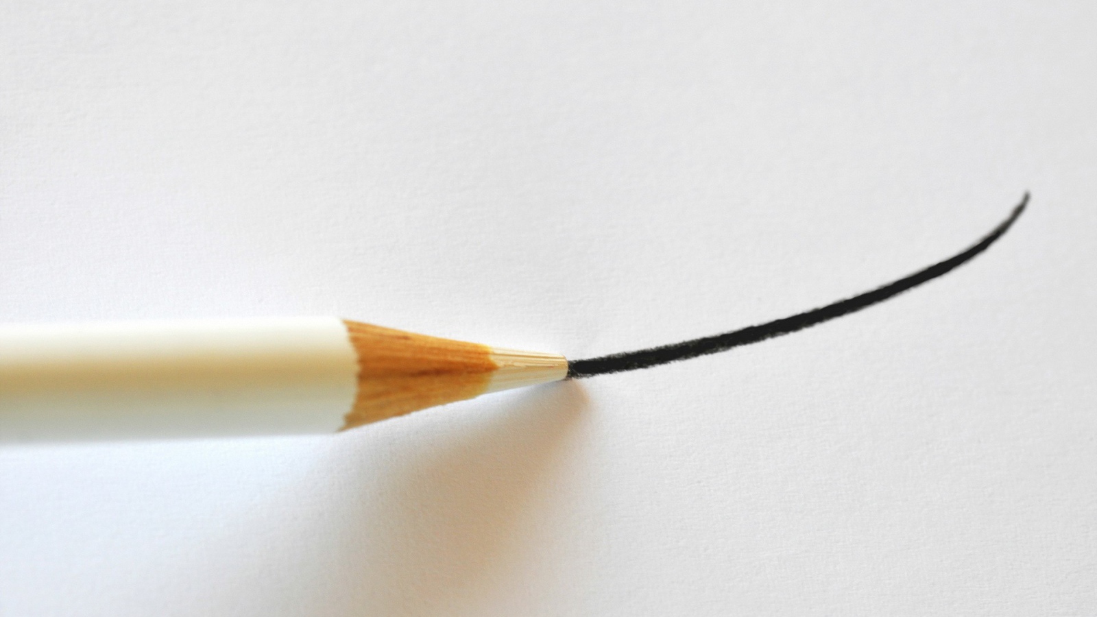 Белый карандаш рисует черную линию