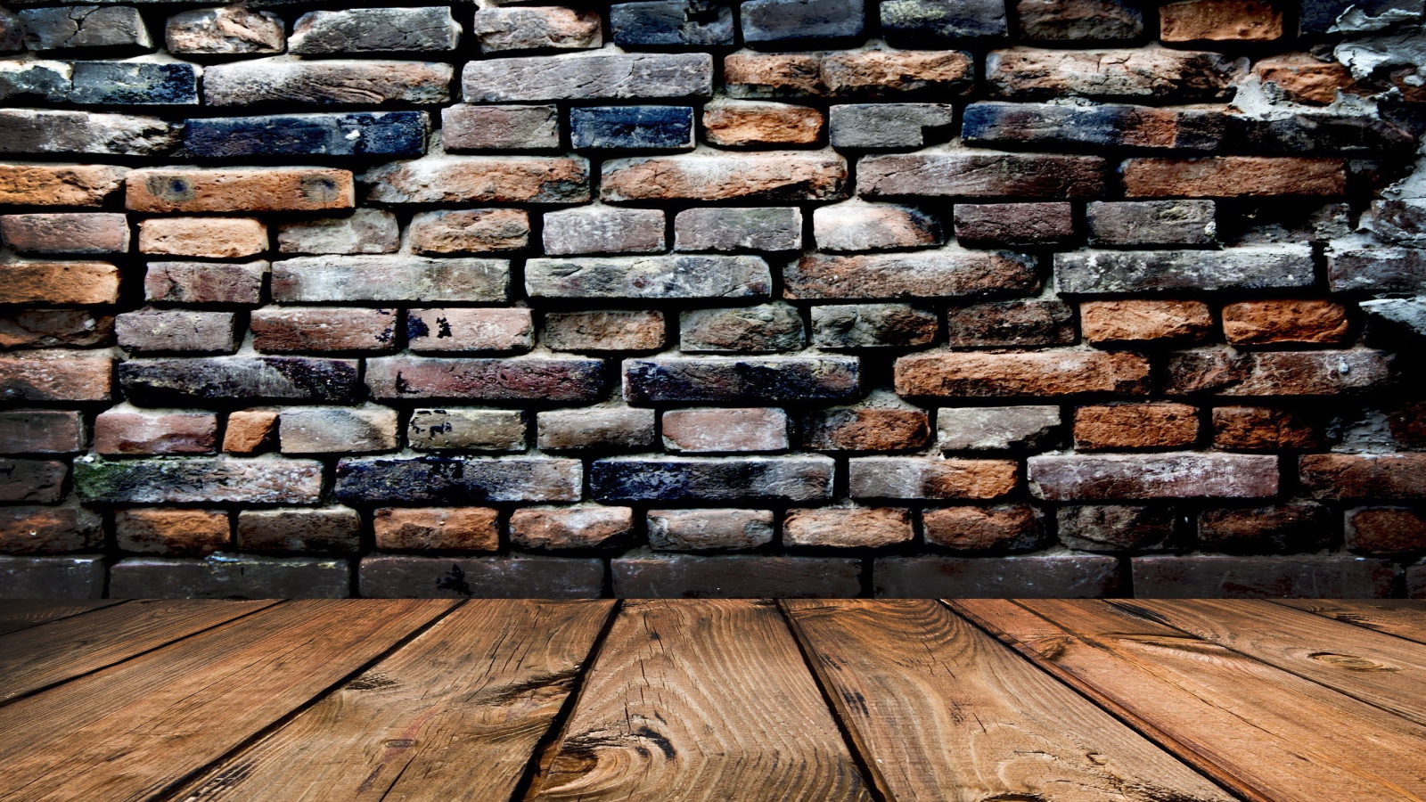 Деревянный пол, кирпичная стена