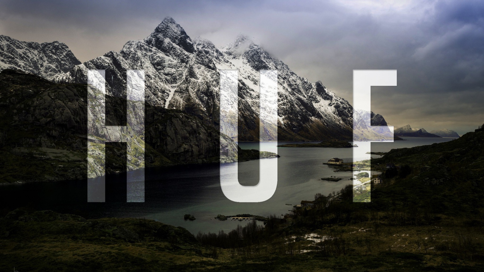 Надпись ХУФ на фоне гор и реки