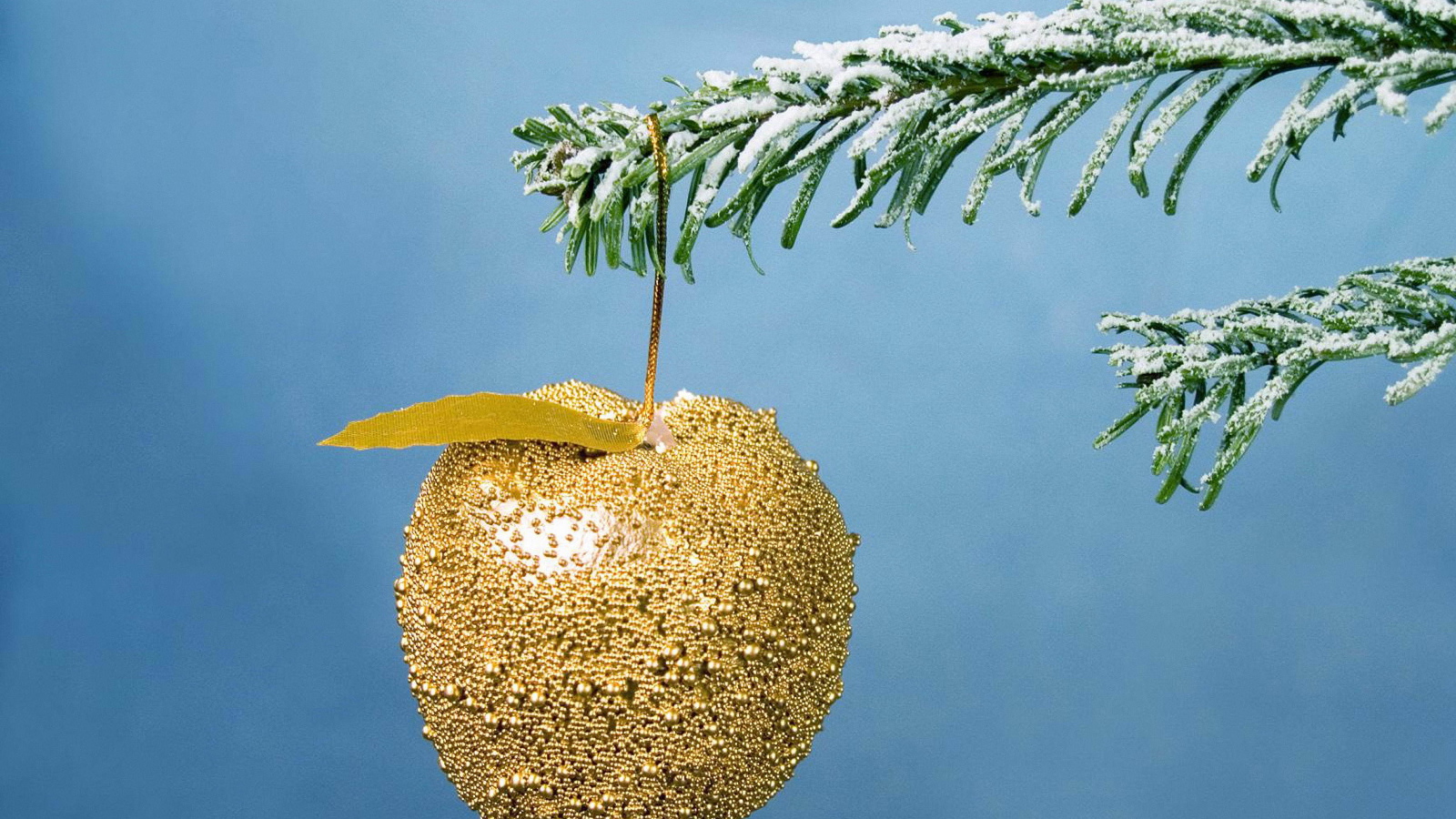 Золотое яблоко на елке