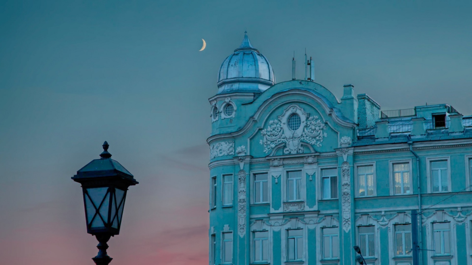 Голубое здание на фоне вечернего неба