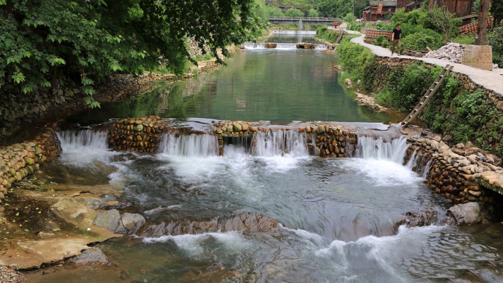 Спокойная река в городе