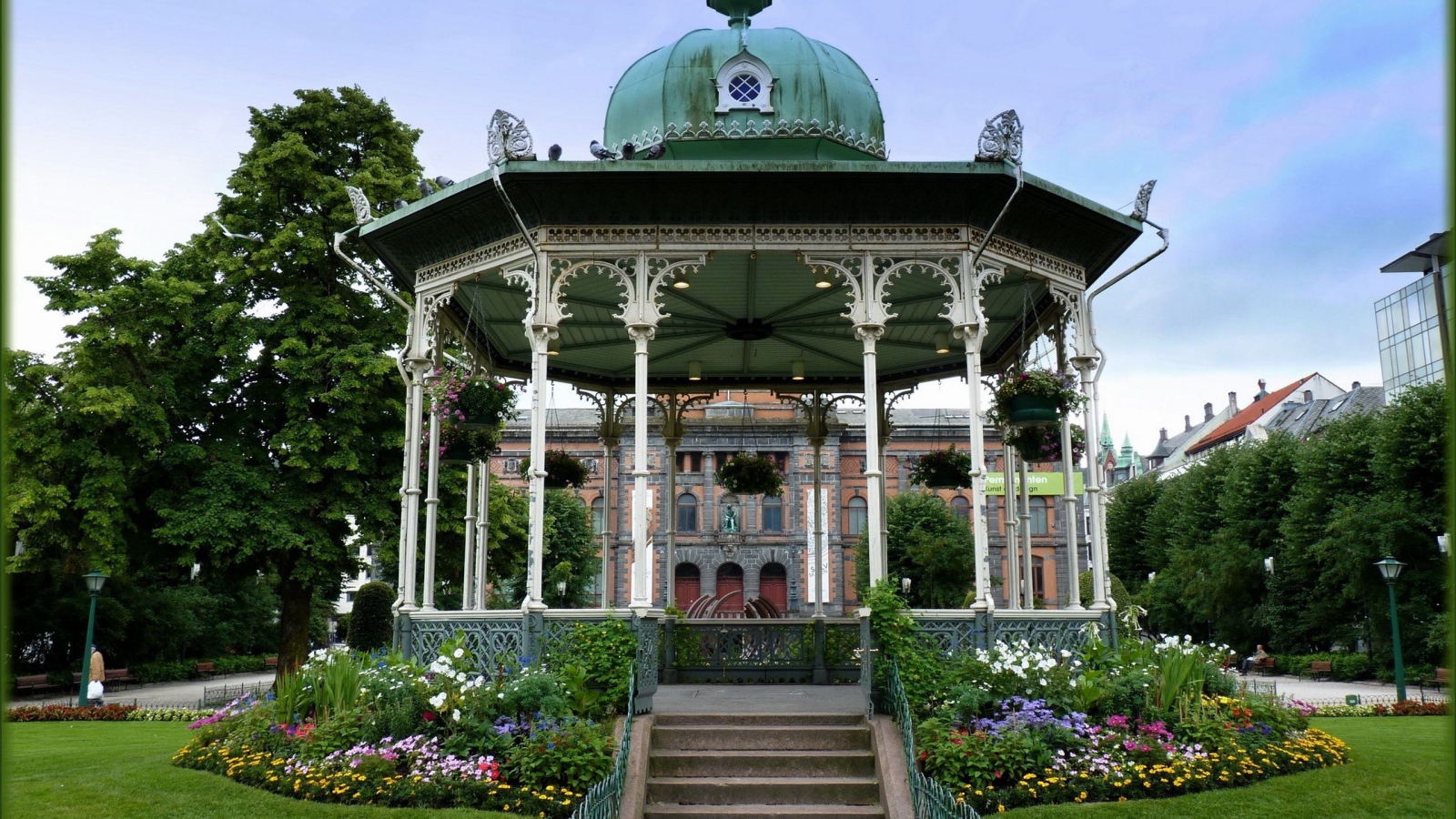 Резная деревянная беседка в парке