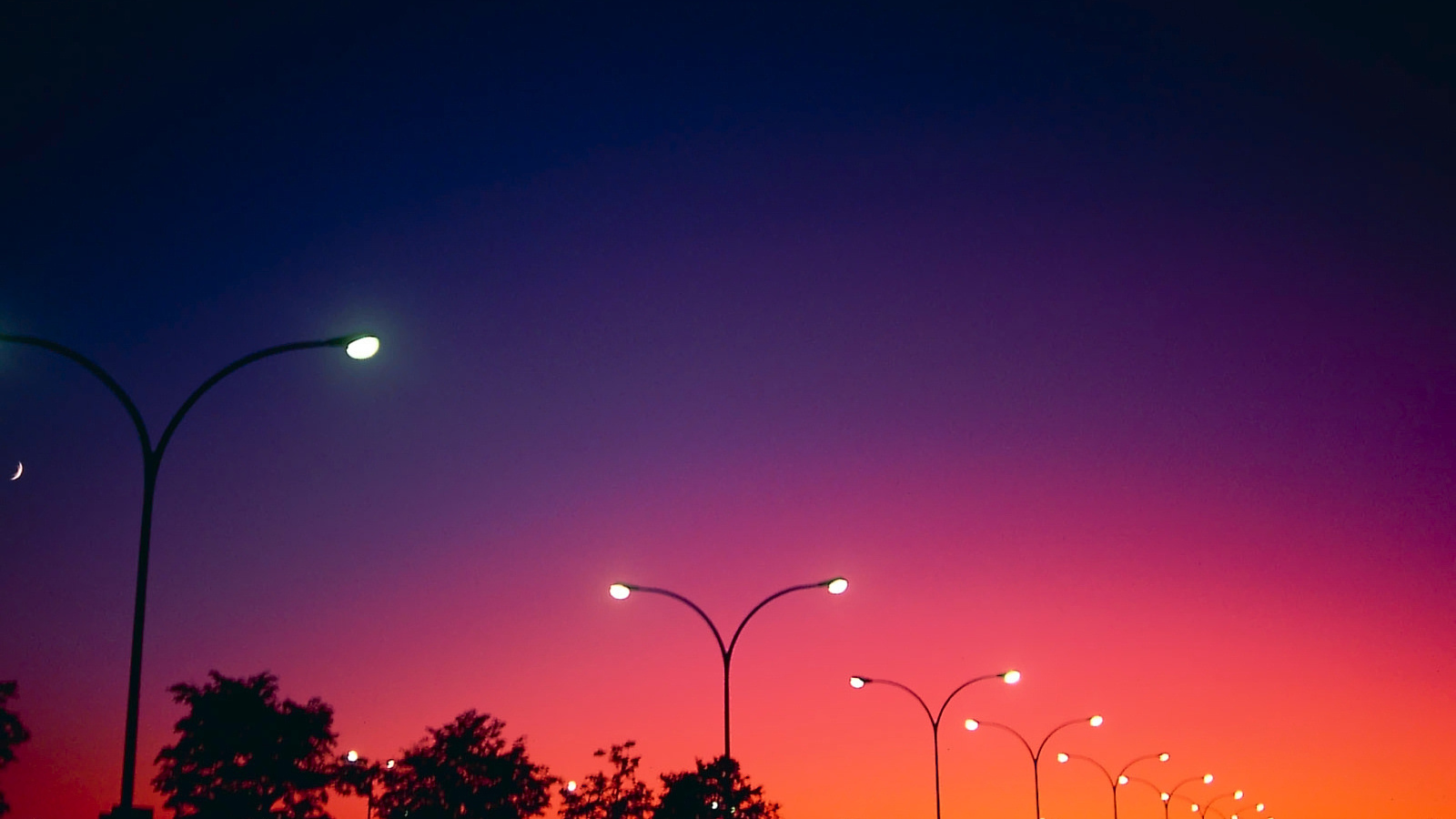 Городские фонари на вечерней заре