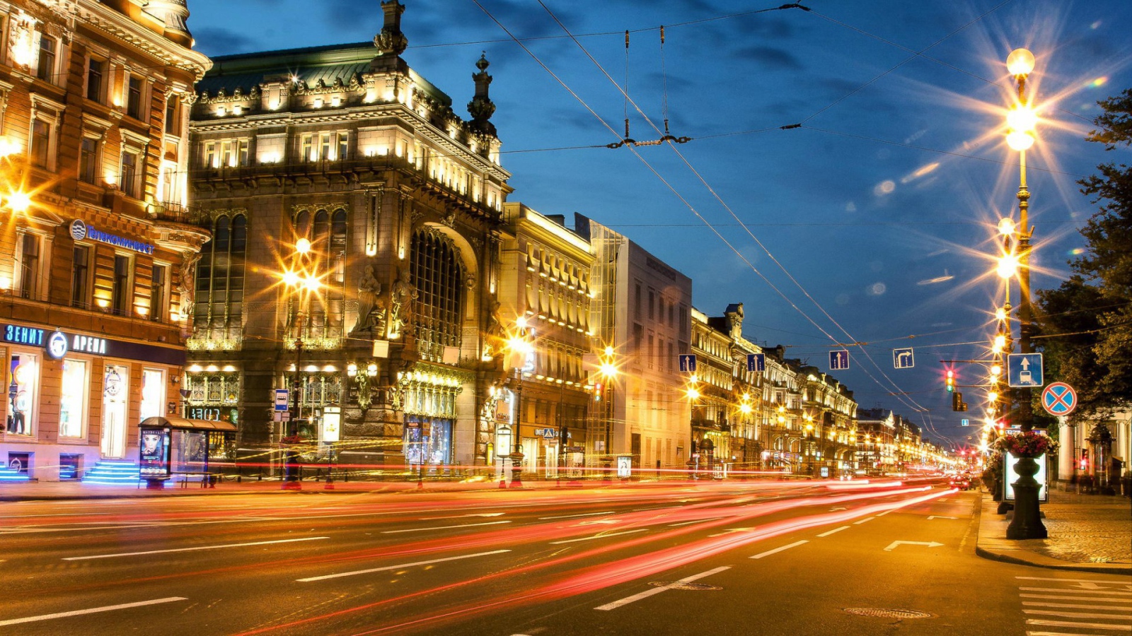 Вечерние огни на улице Санкт-Петербурга