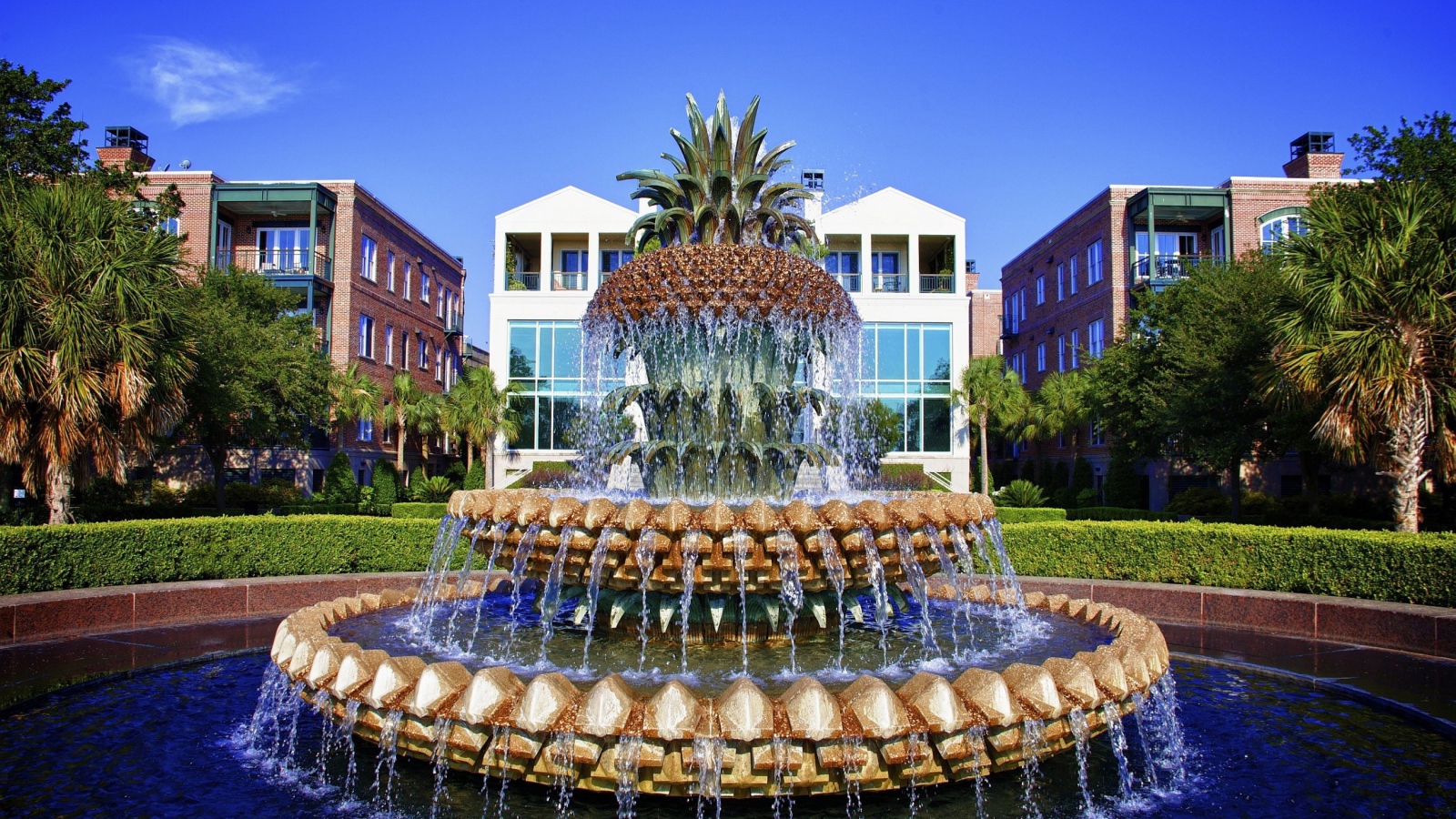 Фонтан в виде ананаса