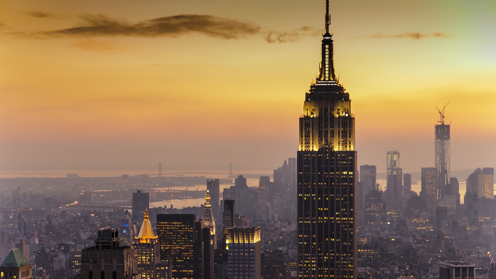 Подсветка небоскреба Эмпайр Стейт Билдинг в Нью-Йорке