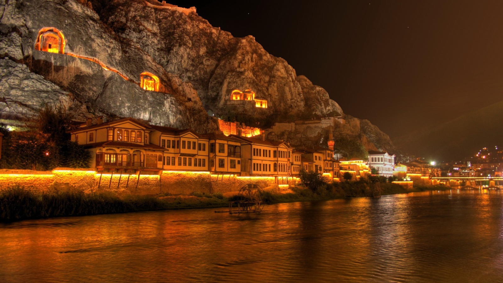 Дома между скалами и водой