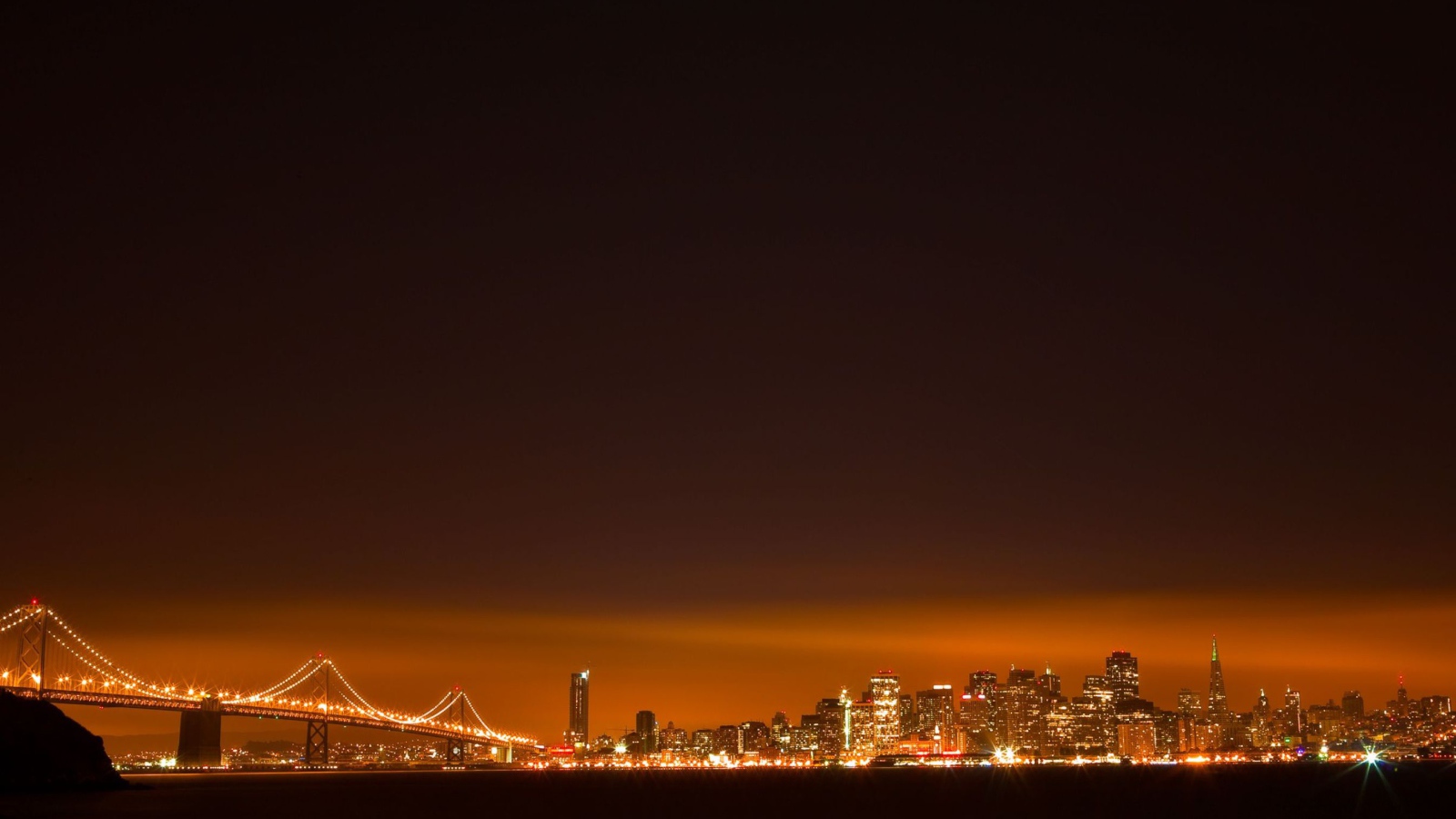 Оранжевое сияние над городом