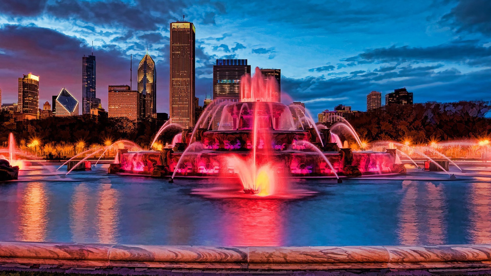 Розовая подсветка фонтана в городе