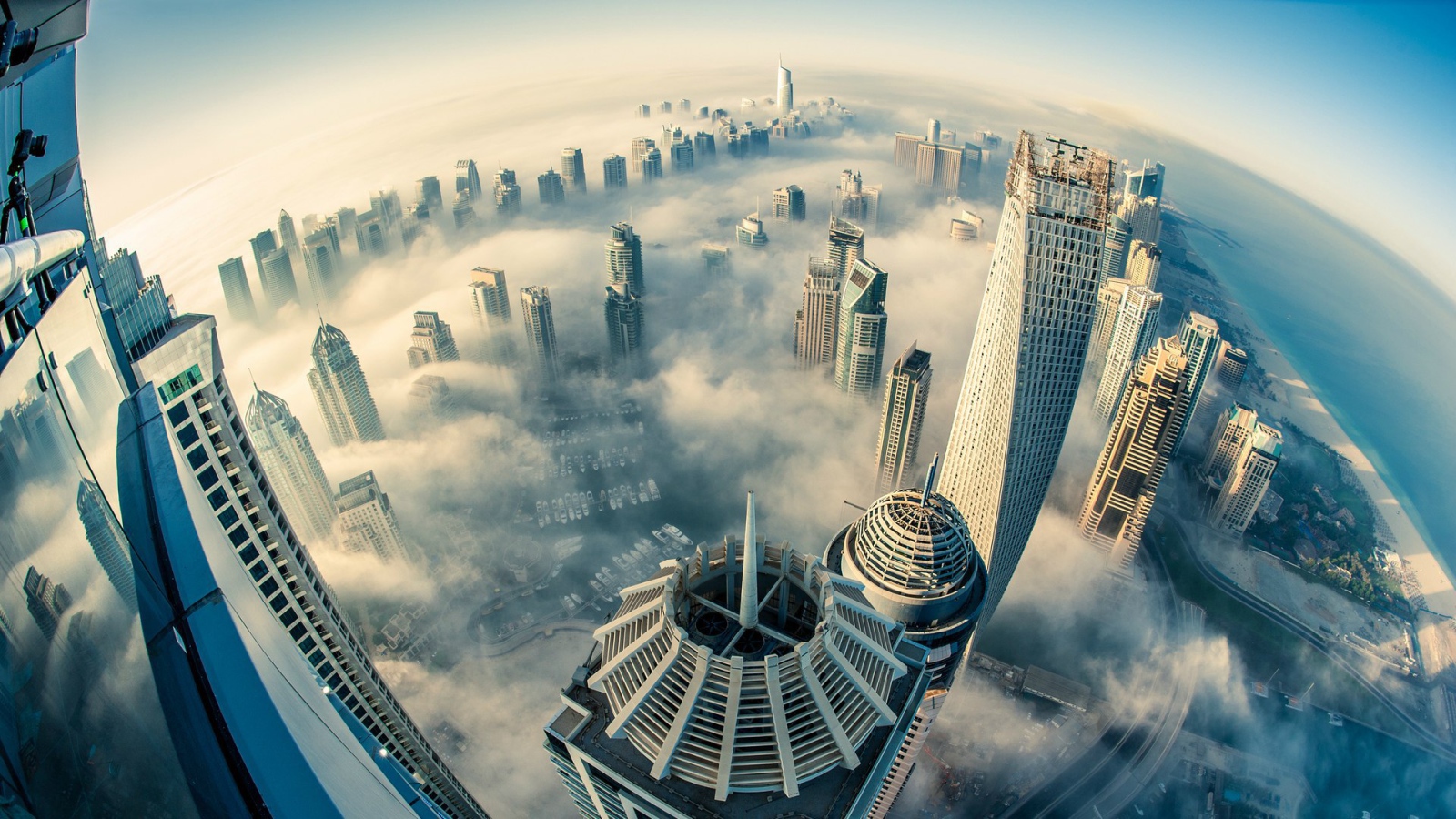 Крыши туманного Дубая
