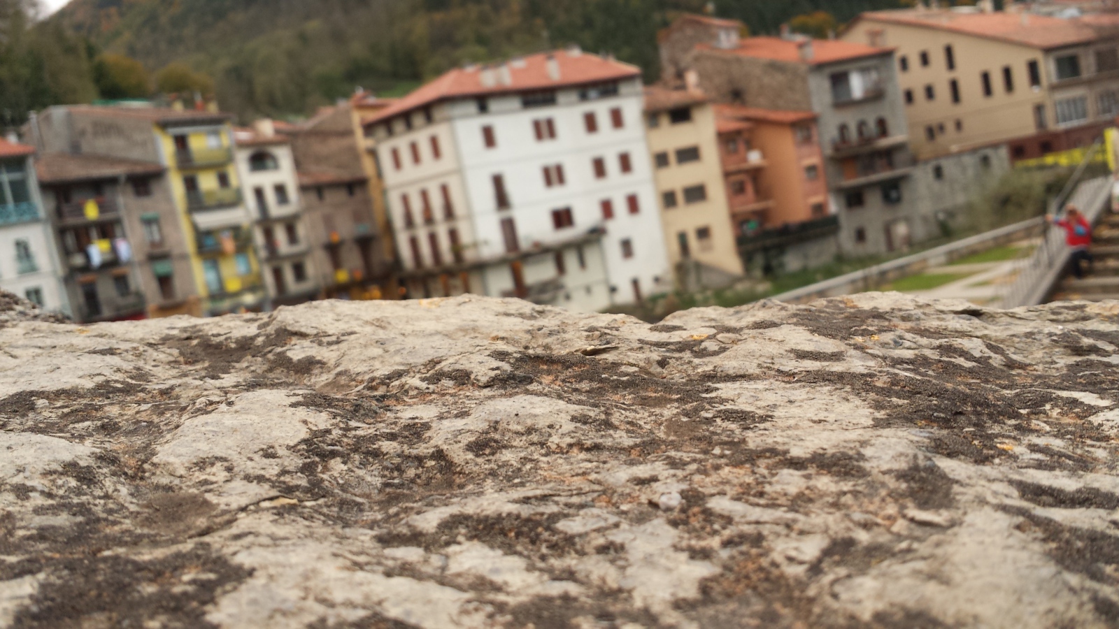 Камень на фоне городских домов, Барселона