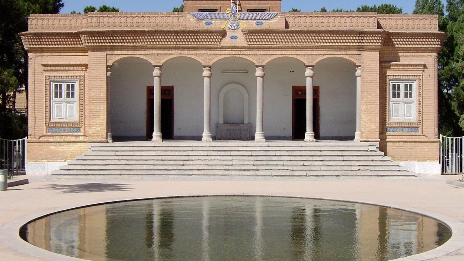 Бассейн во дворе, Иран