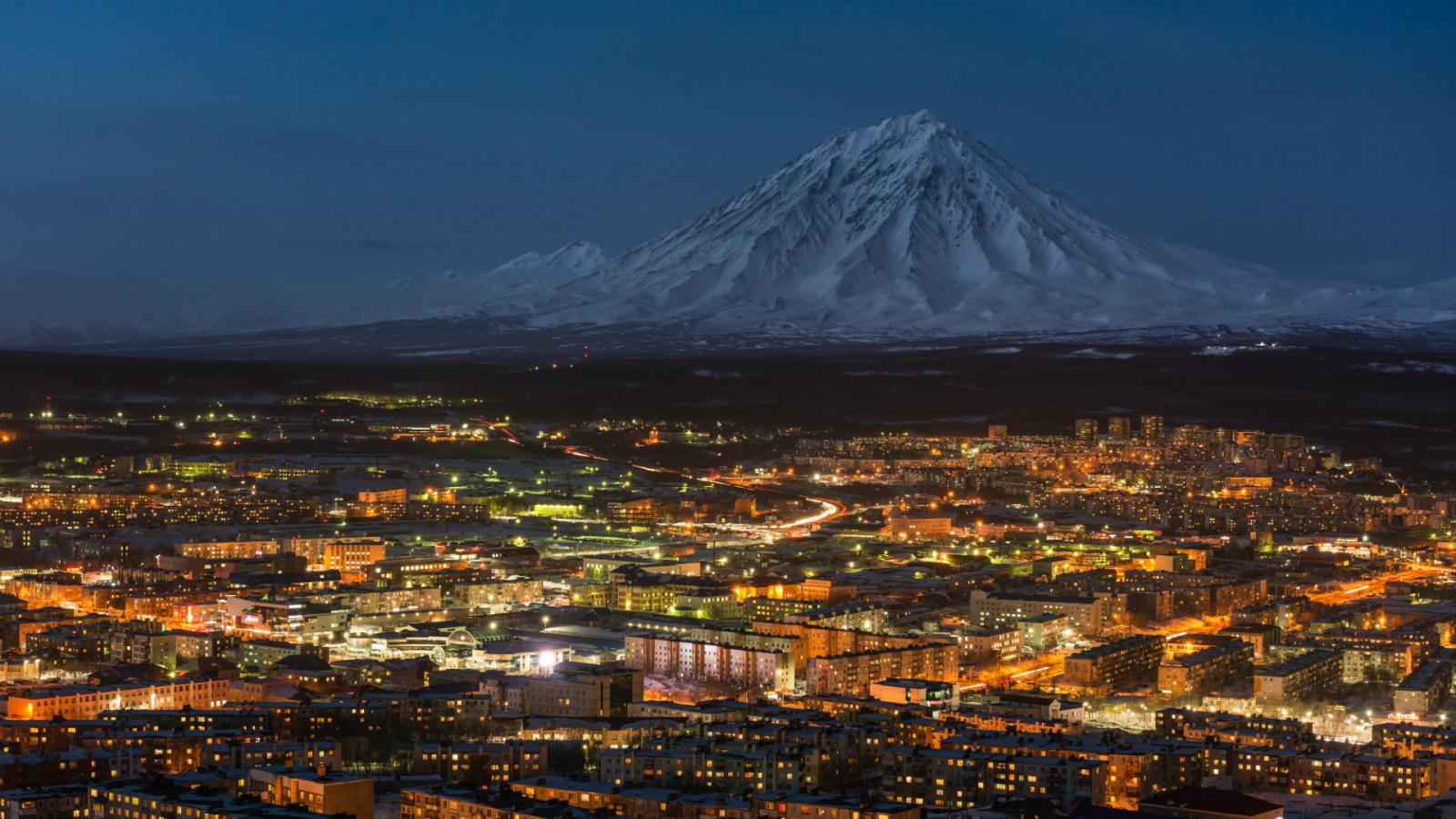 Город у подножия горы Петропавловск-Камчатский