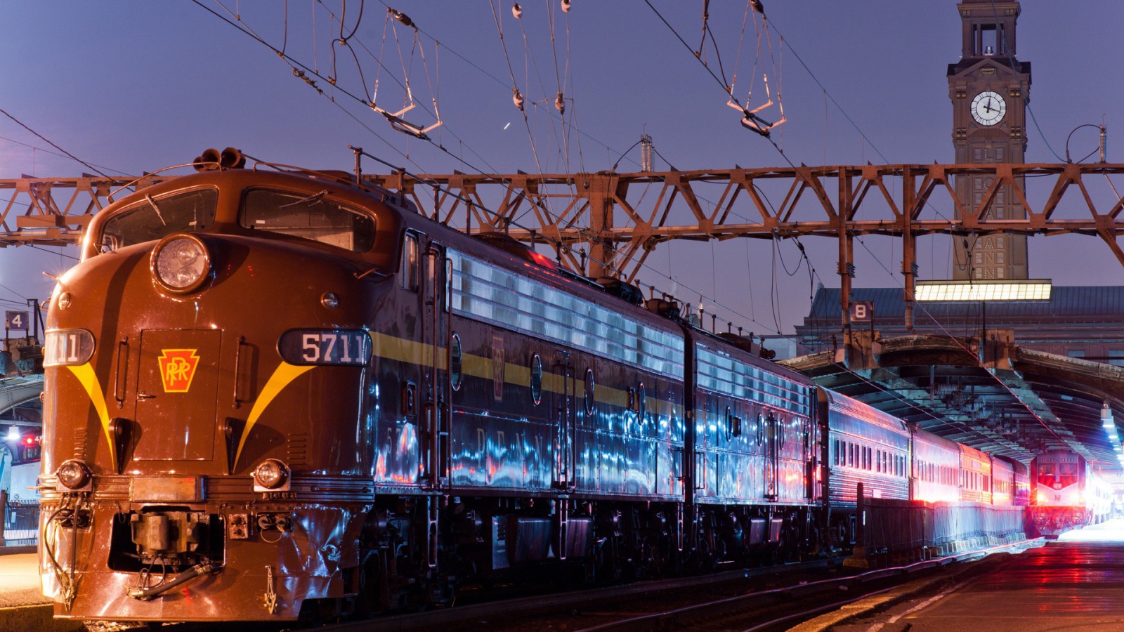 Поезд отправляется с вокзала