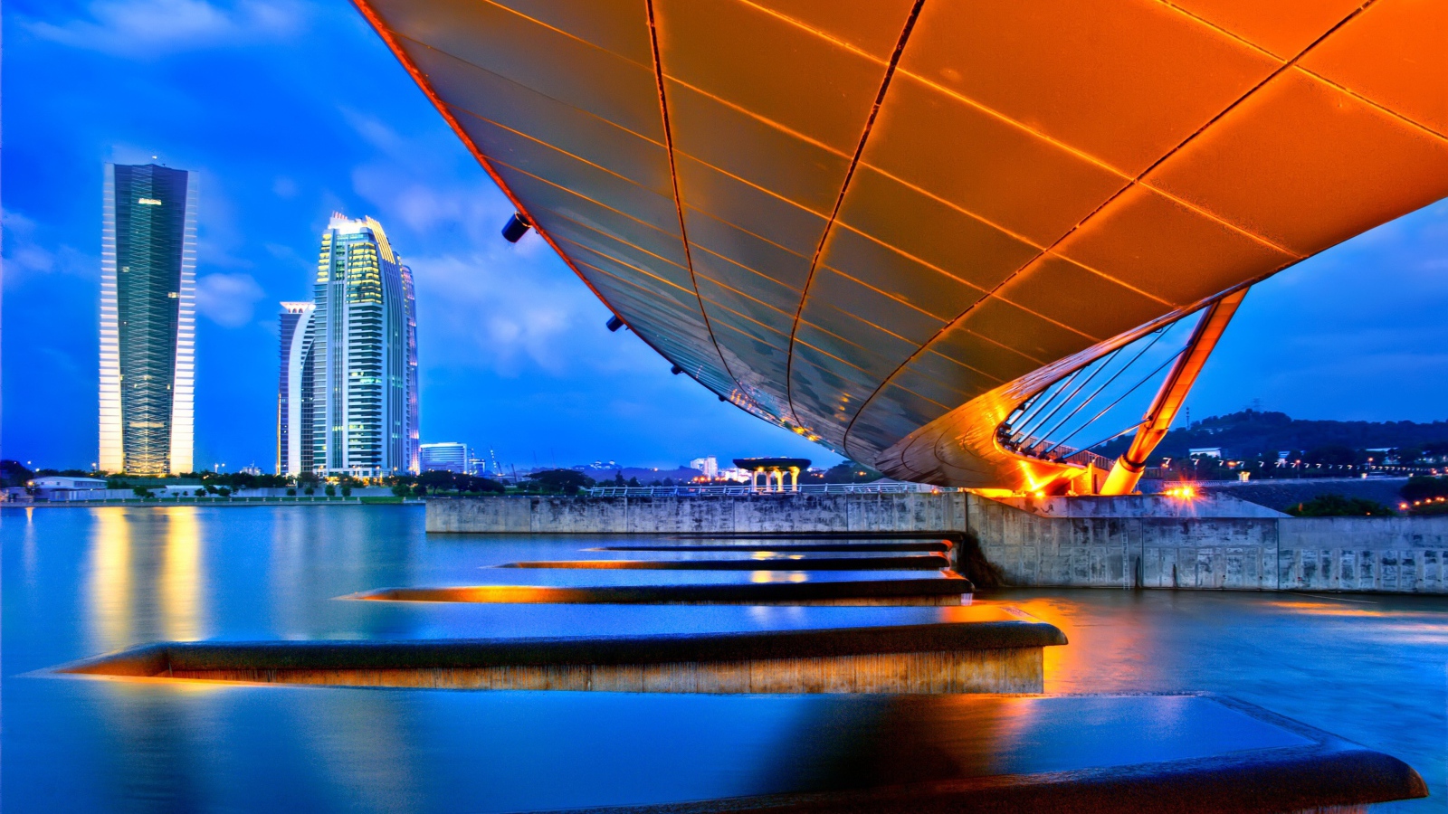 Перепад высот в реке в городе