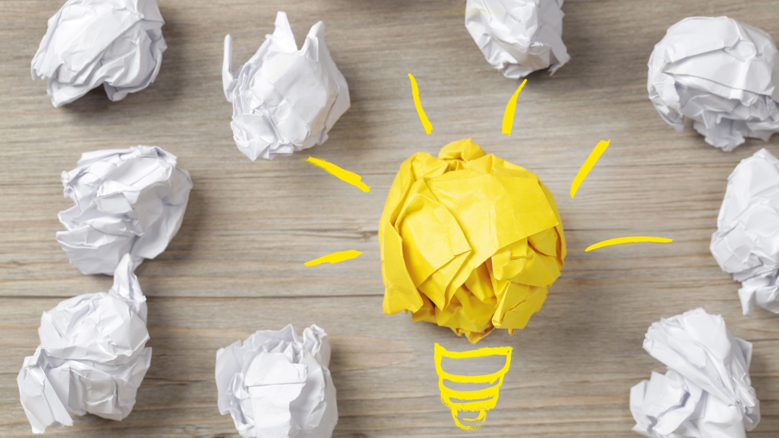Комок желтой бумаги среди белых