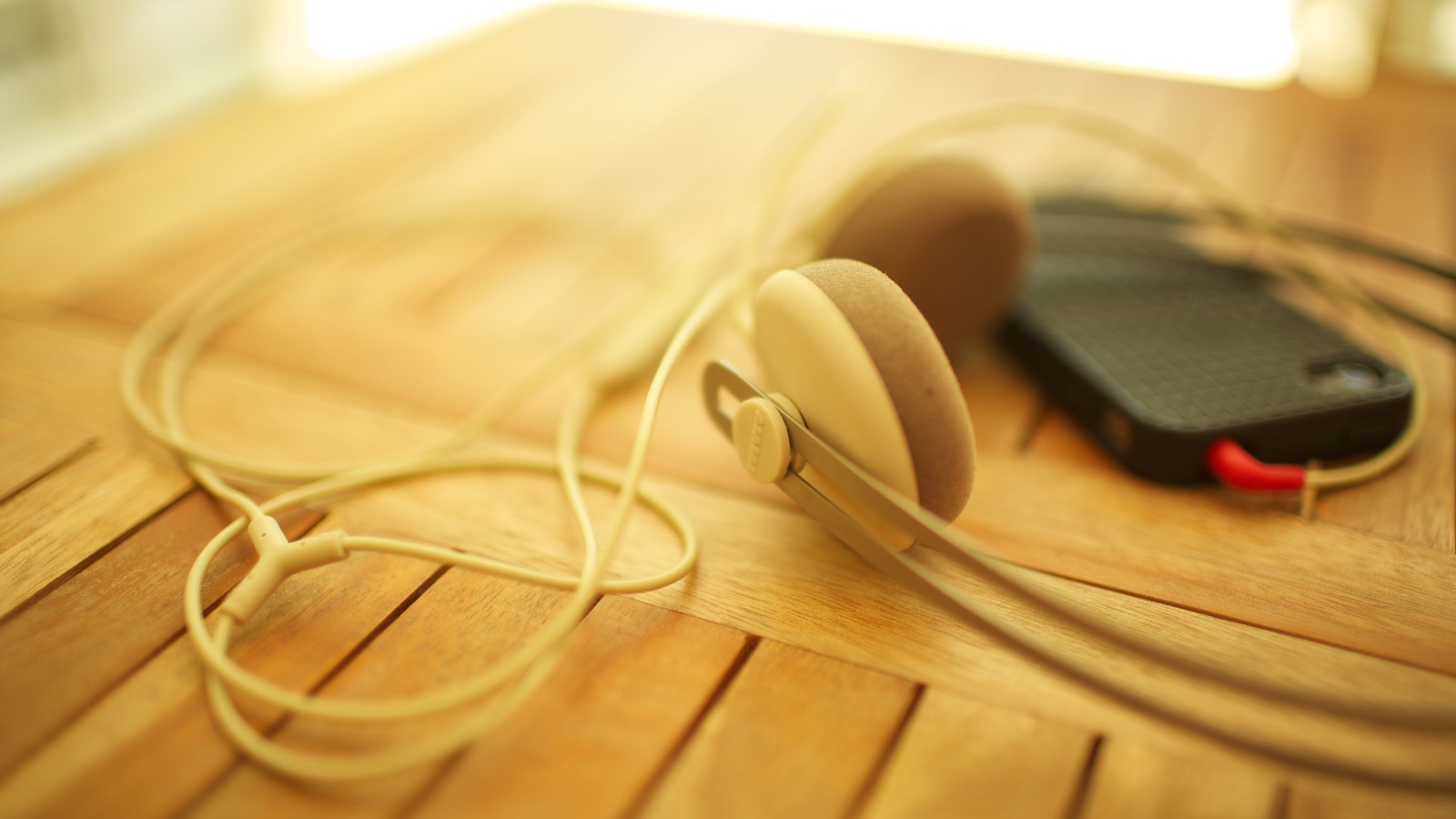 Коричневые наушники на деревянном столе