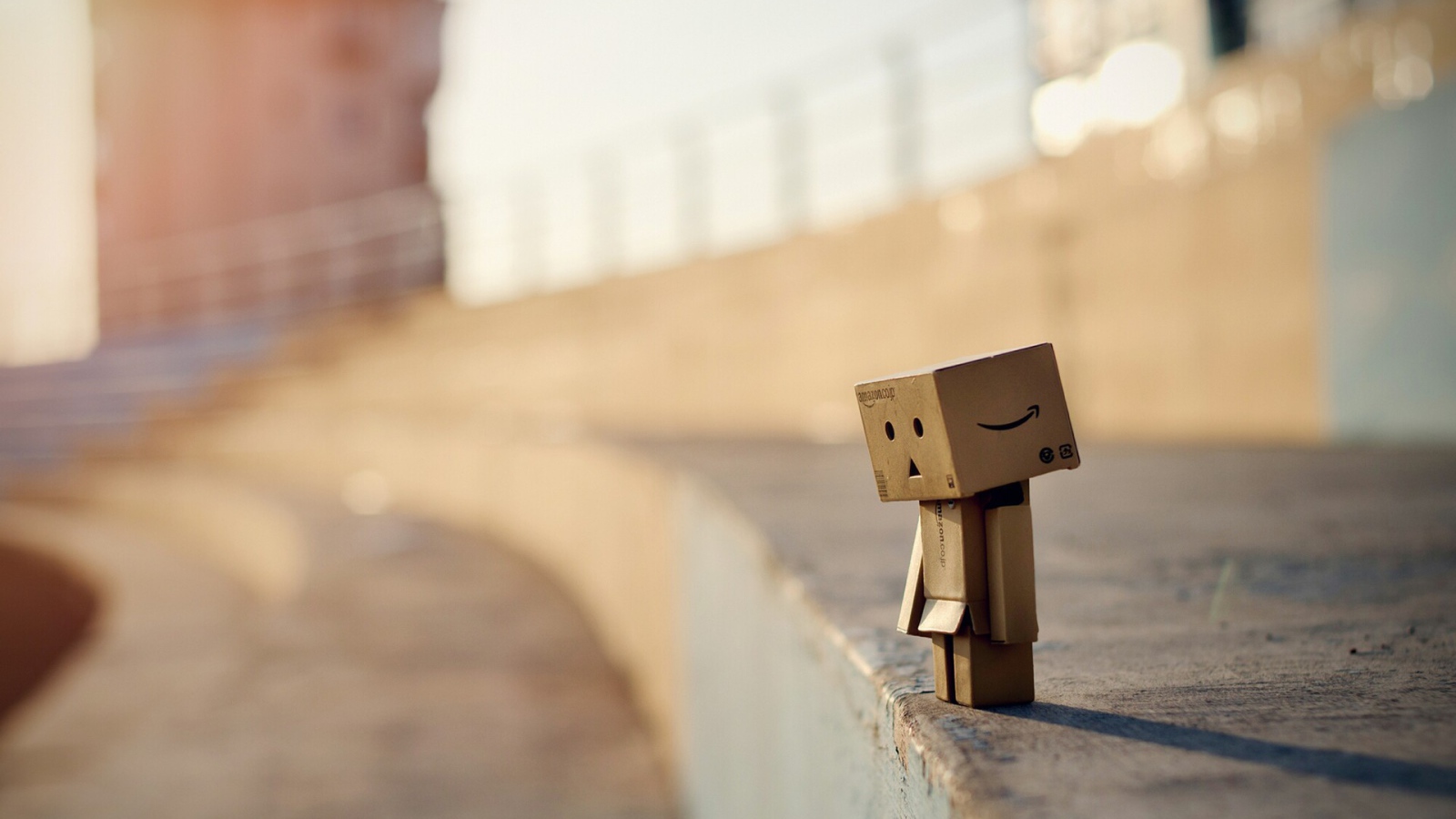 Картонный человечек на стадионе