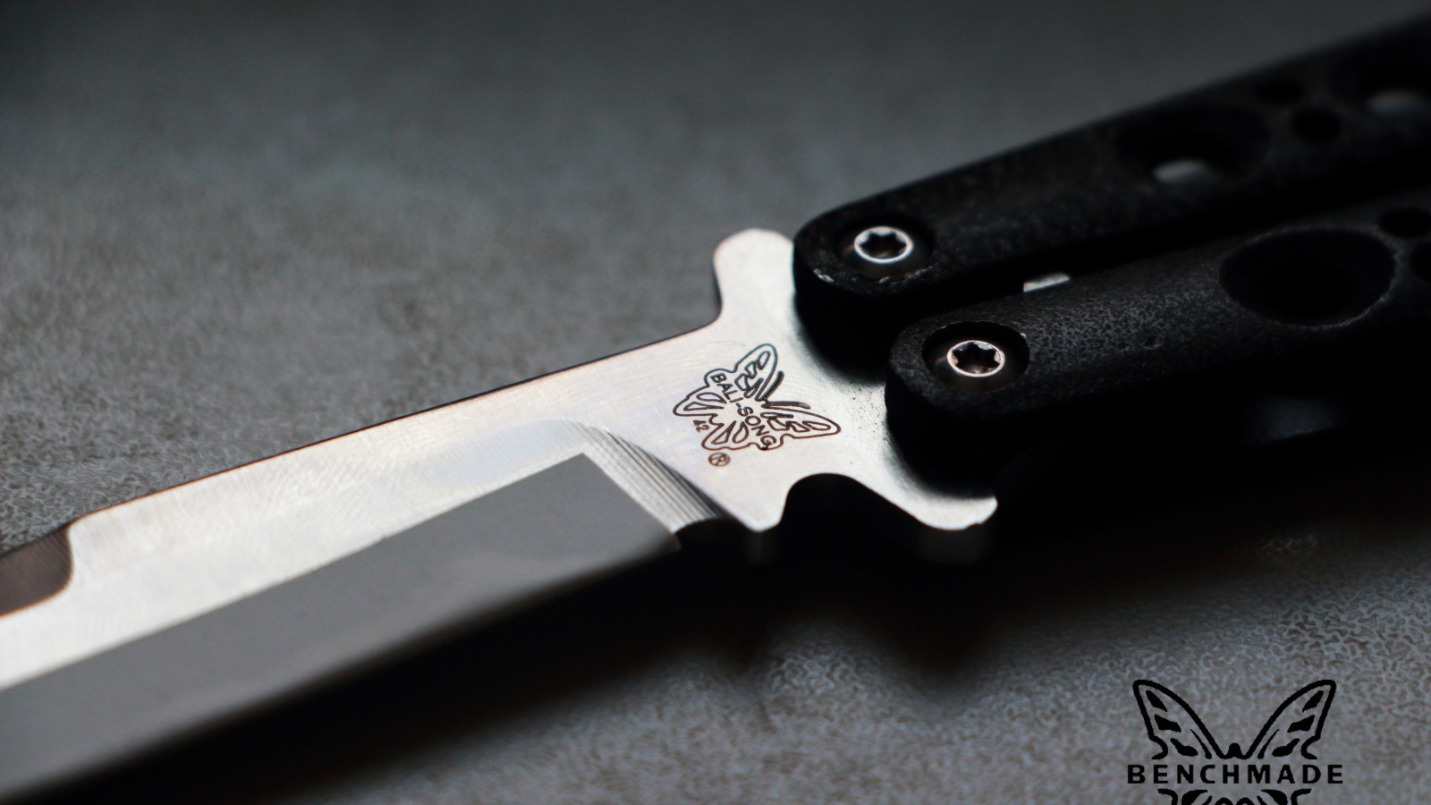 Гравировка бабочка на ноже