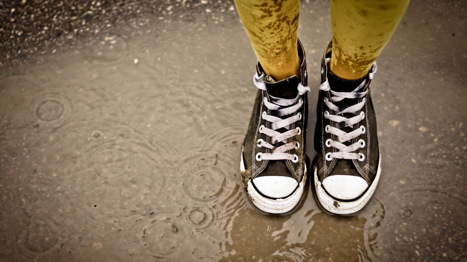 Ноги в кедах в луже