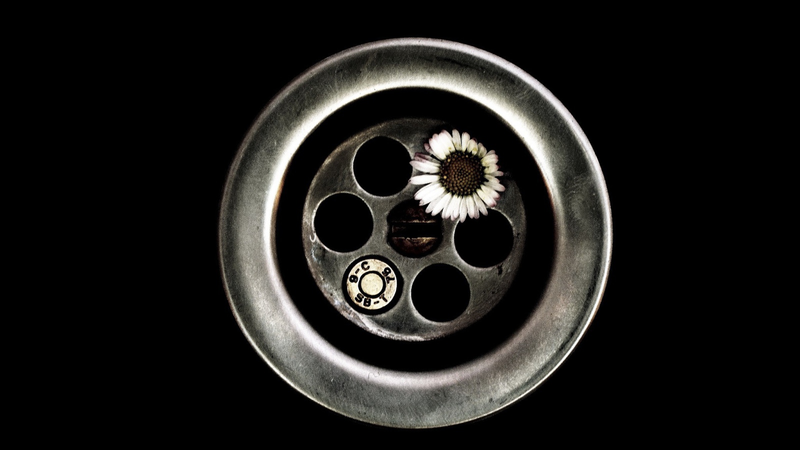 Цветок вместо пули в револьвере