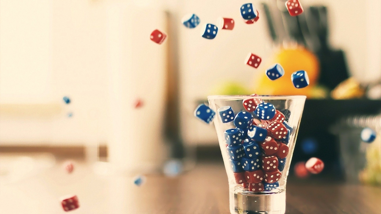 Стакан с кубиками для игры