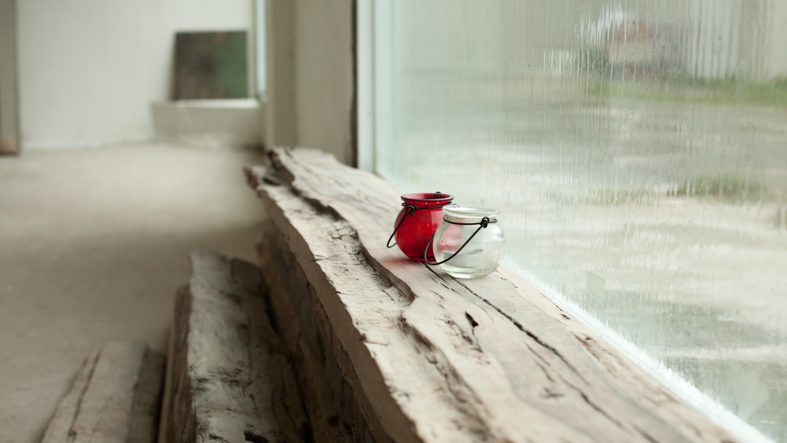 Стеклянные сосуды на подоконнике