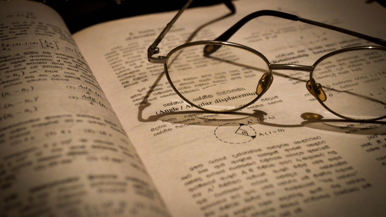 Очки на учебнике