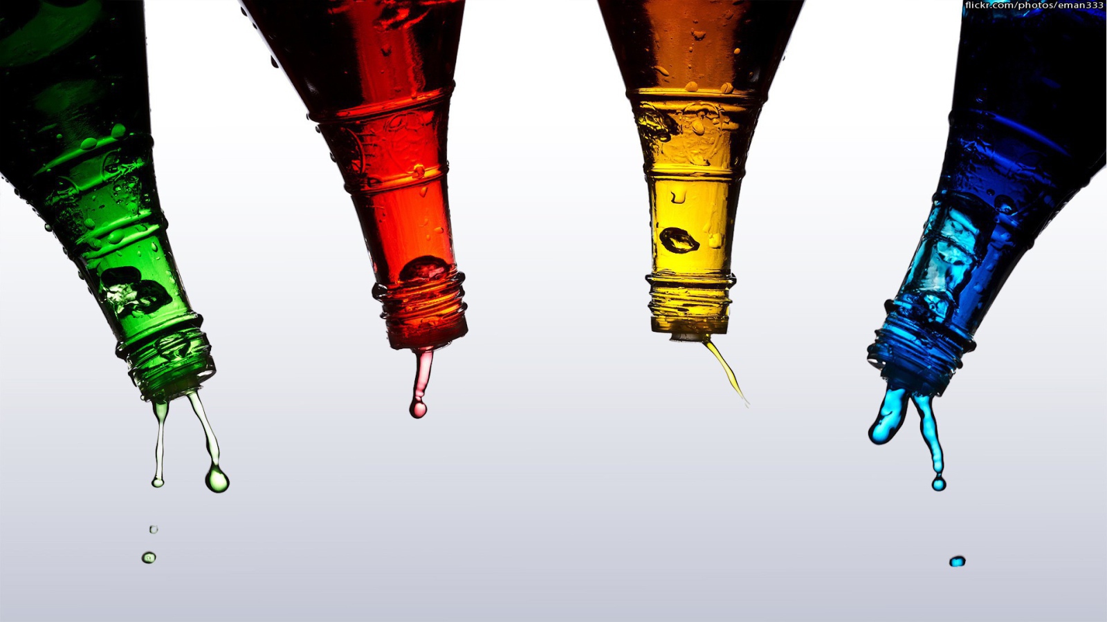 Капли жидкости из разноцветных бутылок